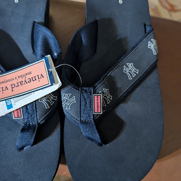 Vineyard Vines Yankees Navy Flip Flops with Logo, 9 - Picture 3 of 5